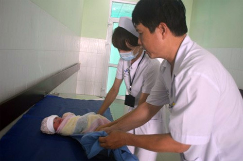 Ngày 29/3/2014, trong lúc đi tập thể dục sáng sớm, 2 vợ chồng người dân đi ngang qua đoạn đường dẫn vào Công ty Giày Rieker Việt Nam (KCN Điện Nam - Điện Ngọc, Quảng Nam) thì nghe tiếng khóc phát ra trong một tủ bán bánh mỳ. Đến gần, phát hiện một bé sơ sinh, họ liền bế đến BV Đa khoa Vĩnh Đức. Theo các bác sĩ, bé gái bị bỏ rơi nặng 3,3 kg, nhập viện trong tình trạng sức khỏe yếu. Sau khi được hồi sức, tiêm thuốc đề kháng và cắt bỏ rốn, sức khỏe bé gái đã ổn định.