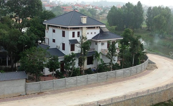 7. Cựu Phó chủ tịch Vĩnh Phúc xây biệt thự khủng chiếm đất công. Trong quá trình cải tạo dự án mở rộng hồ Dộc Mở trên địa bàn P. Tích Sơn, TP. Vĩnh Yên, tỉnh Vĩnh Phúc, UBND phường này đã phát hiện tình trạng lấn chiếm đất, trong đó gia đình ông Hà Hòa Bình, nguyên phó chủ tịch tỉnh này lấn 399,2 m2 đất công để xây biệt thự.