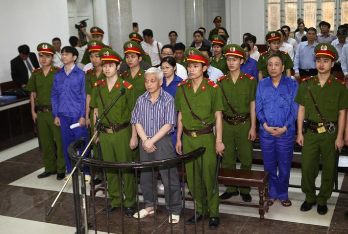 Tại phiên tòa sơ thẩm, việc ông Kiên đi dép tổ ong cũng khiến nhiều người chú ý.