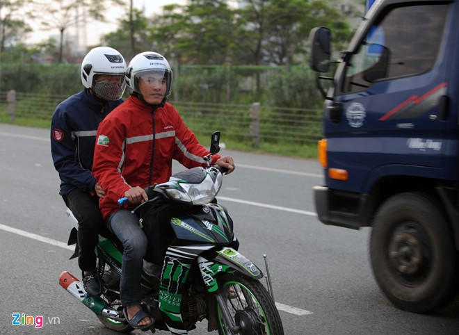 Hai thanh niên này bất chấp nguy hiểm bỏ chạy trước mũi xe tải đang lưu thông trong làn xe cho phép chạy 80 km/h.