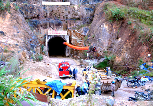 Sập hầm thủy điện ở Lâm Đồng, 11 người mắc kẹt. Sáng nay (16/12), hầm thủy điện Đạ Dâng - Đa Chomo nằm ở thôn Păng Tiêng, xã Lát, huyện Lạc Dương, tỉnh Lâm Đồng bị sập đã gây chấn động dư luận. Vào thời điểm sập hầm, có 11 công nhân và cán bộ kỹ thuật đang làm việc, trong đó có 1 công nhân nữ.