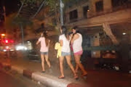 Những cây "cầu vẫy" ở Sài Gòn. Vào những buổi tối hay những đêm cuối tuần, đi qua các cây cầu của Sài Gòn như cầu Khánh Hội (quận 4), cầu Tân Thuận (quận 7), cầu Thị Nghè (quận 1), cầu vượt khu công nghiệp Tân Tạo, cầu Đỏ... mới thấy gái bán dâm tại TP HCM đủ loại và nhiều vô kể.
