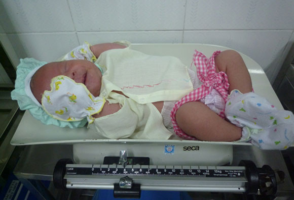 Chiều tối 28/8/2014, một phụ nữ khoảng 45 tuổi ẵm theo một đứa bé độ 10 ngày tuổi, nặng 4kg đến khoa Sản, Bệnh viện Đa khoa Vĩnh Đức, huyện Điện Bàn, Quảng Nam và nhờ bệnh viện tiếp nhận. Người phụ nữ này cho biết, bà nhặt được bé trai này trên đoạn đường từ TP Đà Nẵng về Điện Bàn, khi nghe bé khóc thét bên một gốc, và nhanh chóng dùng khăn quấn quanh mình cháu bé rồi mang đến bệnh viện. Các bác sĩ cho biết sức khỏe cháu bé bình thường.