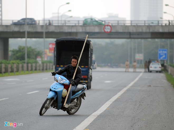 Người vi phạm liều lĩnh quay đầu ngay trong làn xe ô tô và chạy ngược chiều về phía đường gom vào cao tốc để trốn.