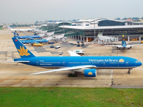 6. Bắt trưởng ca trực trong vụ mất điện ở Sân bay Tân Sơn Nhất. Sự cố mất điện tại Sân bay Tân Sơn Nhất xảy ra ngày 20/11 vừa qua là sự cố hết sức nghiêm trọng khiến hàng loạt chuyến bay từ Tân Sơn Nhất không thể cất, hạ cánh. Sau khi xảy ra sự cố, Bộ GTVT và Bộ công an đã phối hợp vào cuộc điều tra và bước đầu xác định, đây là lỗi chủ quan do con người gây ra. Ngay 11/12, Cơ quan ANĐT đã bắt giữ ông Lê Trí Tình, kíp trưởng ca trực để xảy ra sự cố trên để điều tra, xử lý hành vi “Vi phạm các quy định về an toàn giao thông”.