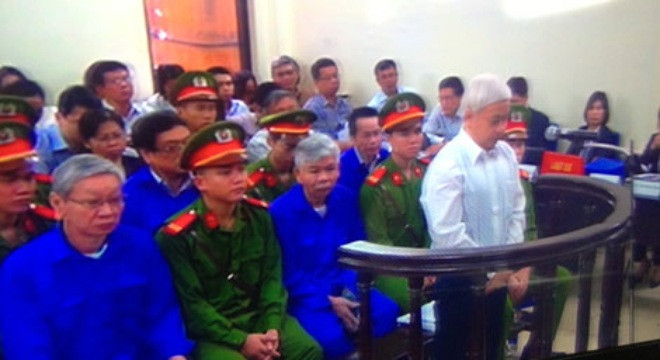 Ông Trịnh Kim Quang, nguyên Phó chủ tịch HĐQT Ngân hàng ACB (áo xanh ngoài cùng bên trái) cũng là một chuyên gia hàng đầu trong lĩnh vực tài chính. Gần 20 năm gắn bó với ACB, ông Quang là một trong những nhân vật đi cùng với ngân hàng này từ những ngày đầu tiên. Trước khi đầu quân cho ACB, ông Quang làm việc tại Công ty Vàng bạc đá quý Sài Gòn (SJC). Ông còn có kinh nghiệm chục năm đứng trên bục giảng Đại học Kinh tế TP HCM.