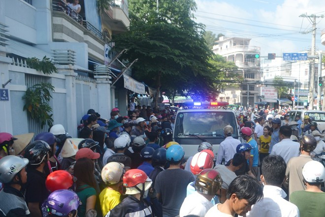 CSGT phải dùng xe tải thùng và mô tô chuyên dụng phong tỏa hiện trường.