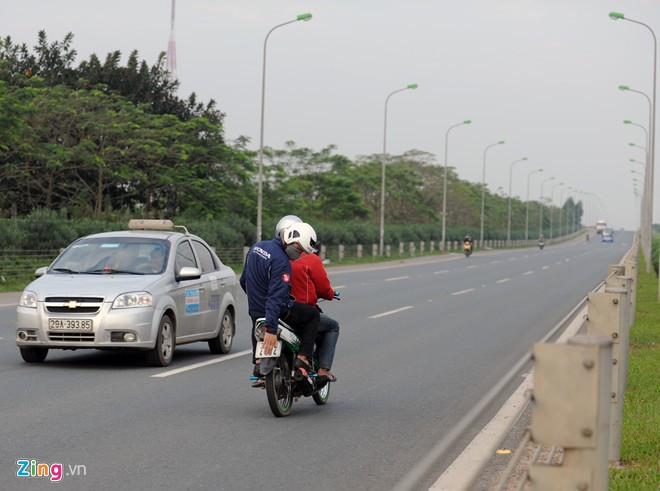 Người ngồi phía sau còn lấy tay che biển số để tránh bị ghi lại hình ảnh vi phạm.
