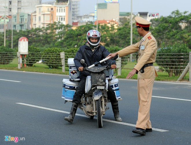 Kết thúc giờ cao điểm buổi sáng 8/12, trung úy Phạm Đình Khánh cho biết, chỉ có thể bắt được vài trường hợp chở nặng, khó có khả năng quay đầu chạy hoặc người tham gia giao thông không biết đây là phần đường cấm xe máy.