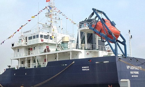 6. Thuyền viên tàu Việt Nam hôn mê vì bị cướp biển bắn. Sáng 7/12, tàu VP ASPHALT 2 (thuộc Công ty cổ phần vận tải xăng dầu VIPCO) với 16 thuyền viên đang chở 2.300 tấn nhựa đường lỏng từ Singapore về cảng Gò Dầu (Đồng Nai, Việt Nam) thì bị cướp. Cướp biển đã lên tàu bắt trói toàn bộ thuyền viên, lục soát một số phòng thuyền viên và kiểm tra hàng hóa. Riêng thuyền viên Trần Đức Đạt bị bắn vào trán, máu chảy rất nhiều, hôn mê.