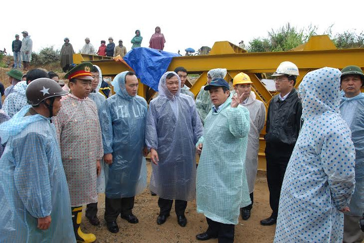 Ông Đoàn Văn Việt, Chủ tịch UBND tỉnh Lâm Đồng và Thiếu tướng Bùi Văn Sơn, Giám đốc Công an tỉnh Lâm Đồng có mặt tại hiện trường chỉ đạo xử lý vụ việc.