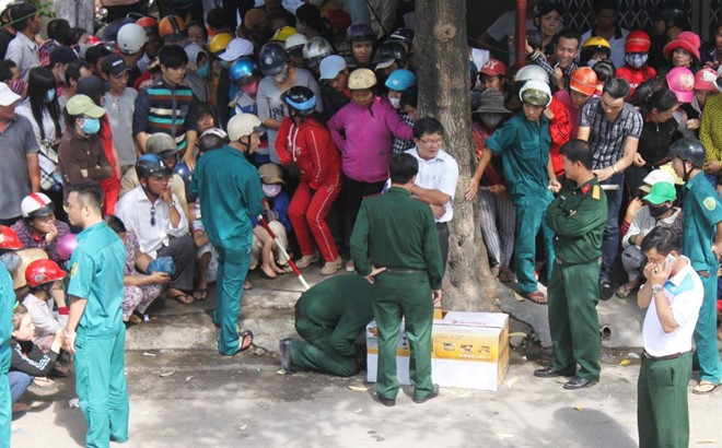 Đến 10h30, sau khi lực lượng Công binh rà phá bom mìn kiểm tra, cơ quan chức năng đã di chuyển vật thể về trụ sở để điều tra.