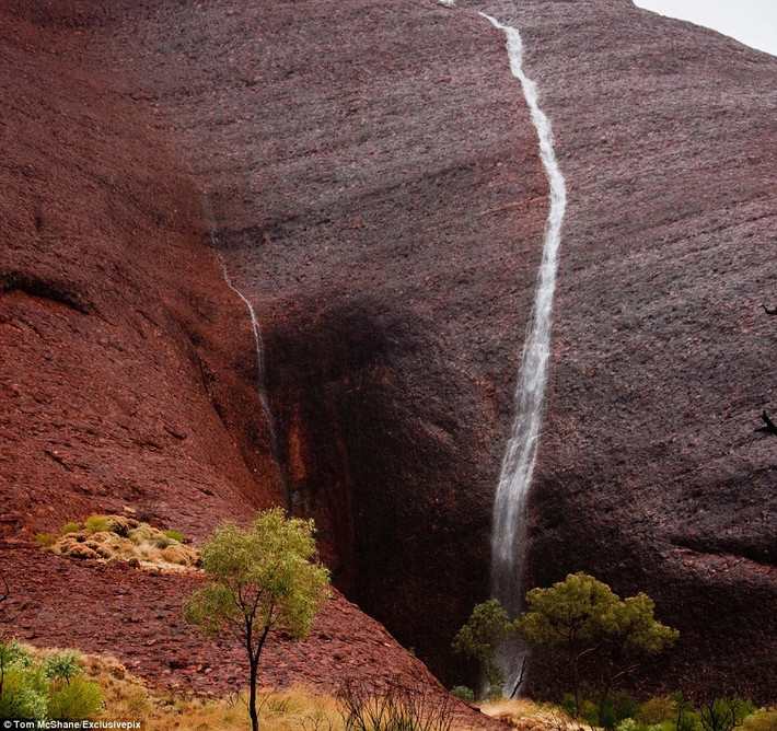 Để lên tới đỉnh núi Uluru, bạn phải mất khoảng 3,5 giờ để hoàn thành quãng đường 10km.