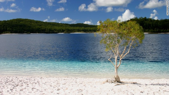 Hồ McKenzie ở Australia có nước trong xanh và bãi cát trắng muốt changr khác nào một bãi biển ở Hawaii.