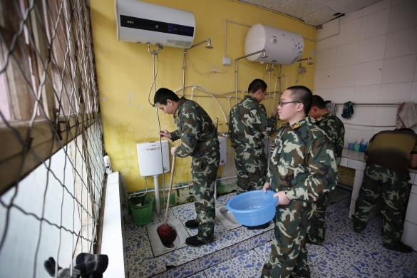 Các học viên dọn dẹp phòng vệ sinh tập thể.