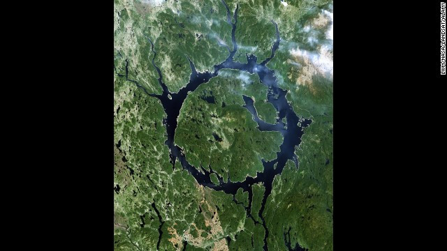 Trong khi phần lớn các hồ trên thế giới có hình tròn, hồ Manicouagan ở Canada có hình nhẫn độc đáo.