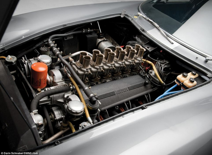Ferrari 275 GTB trang bị động cơ V12 với công suất 300 mã lực. Đây là chiếc duy nhất của phiên bản này còn hoạt động.