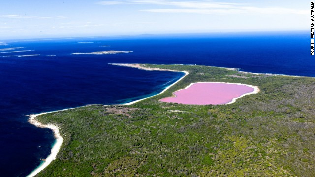 Mặt hồ Hillier ở Australia được bao phủ màu hồng đẹp như tranh vẽ.