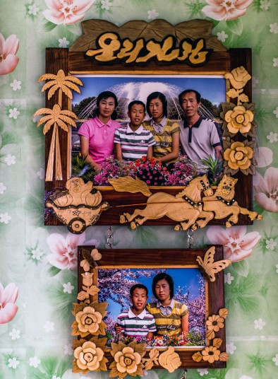 Các khung ảnh gia đình trong một nhà dân.