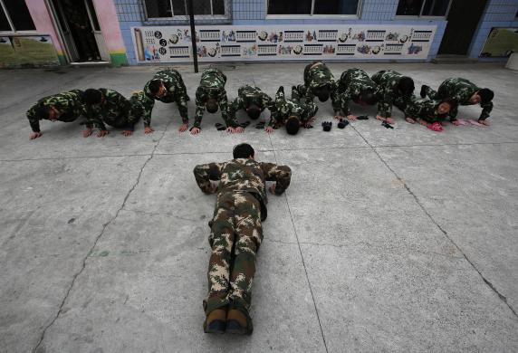 Hàng ngày, các học viên phải tập luyện như các quân nhân trong quân đội.