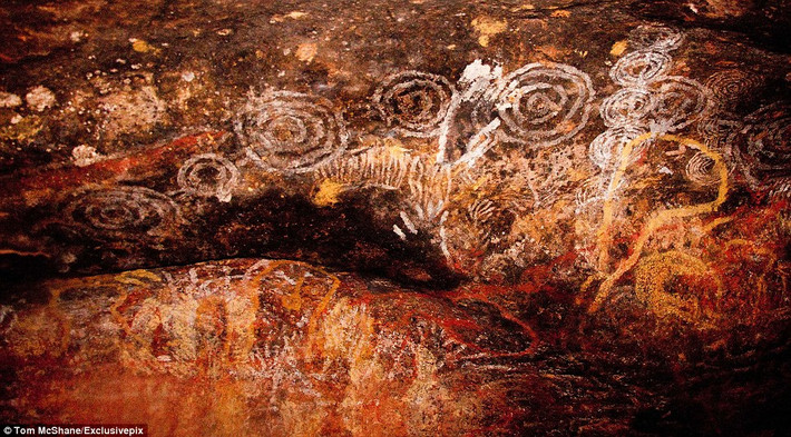 Nhiều bức vẽ nghệ thuật được tìm thấy trong các hang động trên núi Uluru.