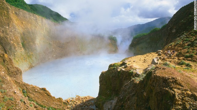 Hồ nước nóng ở Dominica. Chưa có đo đạc chính xác nào về nhiệt độ ở trung tâm hồ.