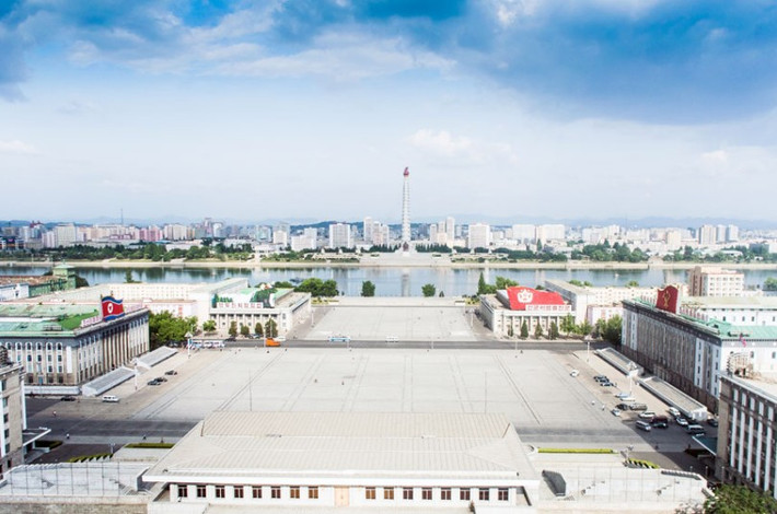 Quảng trường Kim II Sung cùng với sông Taedong và tháp Juche ở thủ đô Bình Nhưỡng.