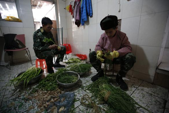 Học viên phải tự chuẩn bị bữa ăn cho mình. Đây là quy định bắt buộc của chương trình cai nghiện internet tại trung tâm Qide. Các học viên cũng ăn tập thể như trong quân đội.
