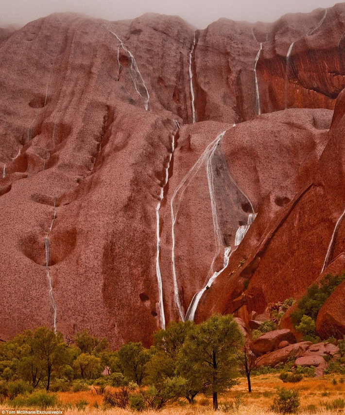 Núi đá Uluru nằm ở trung tâm vườn quốc gia Uluru-Kata Tjuta.