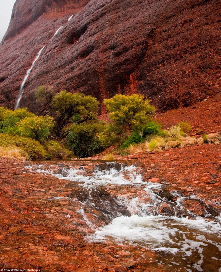 Núi đá Uluru là một trong những kỳ quan thiên nhiên đẹp nhất ở Australia. Nó cao 348m, dài 3,6 km và rộng 1,9 km.