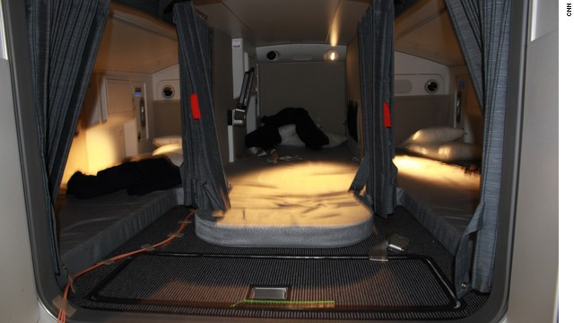 Khu vực cabin dành cho phi hành đoàn có tới 6 giường ngủ.