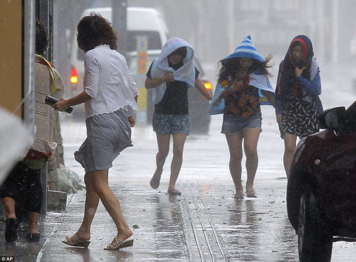 Siêu bão Neoguri gây ra gió mạnh và mưa lớn khiến hơn 550.000 người phải sơ tán tới nơi an toàn.