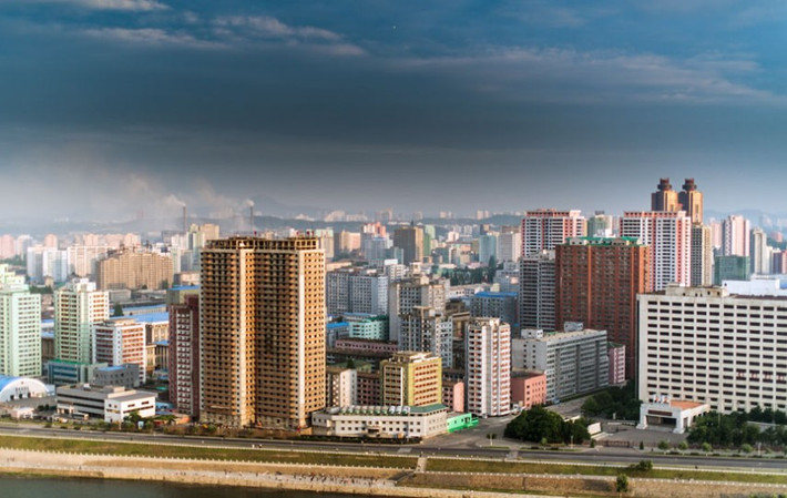 Thủ đô Bình Nhưỡng hiện đại với các nhà máy ở phía xa.