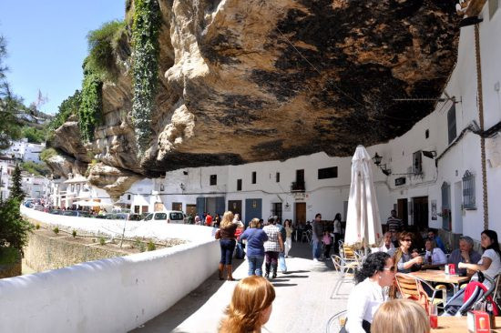Thị trấn Setenil de las Bodega, Tây Ban Nha: Thị trấn Setenil de las Bodega được xây dựng bên dưới những tảng đá bazan khổng lồ và là địa điểm thu hút du khách tại Tây Ban Nha. Khi đi dạo trên những con đường nơi đây, thay vì nhìn thấy bầu trời, du khách sẽ thấy những tảng đá xuất hiện trên đầu mình, và chúng đã ở đó trong suốt nhiều thế kỷ. Ảnh:Interestingfunfacts.