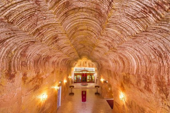 Thị trấn Coober Pedy, Australia: Coober Pedy là một thị trấn khai thác opal, xây dựng dưới lòng đất và được thành lập từ năm 1915. Những người thợ khai thác mỏ ở đây quyết định xây dựng nhà ở vị trí này vì nhiệt độ trên mặt đất có thể lên đến 51 độ C. Thị trấn có các cửa hàng ngầm, nhà thờ, phòng trưng bày và thậm chí là khách sạn 4 sao đầu tiên trên thế giới. Ảnh:Smithsonianmag.