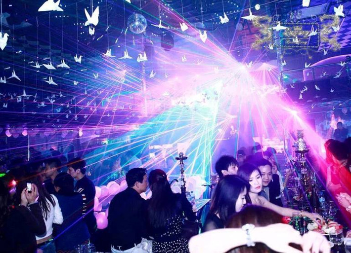 Luxury Club luôn thu hút đông đảo giới trẻ sành điệu của Thủ đô tới đây vui chơi, giải trí.