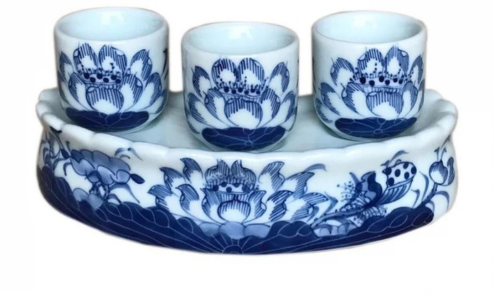 Các bộ kỷ nước trên bàn thờ gia tiên ngày nay được làm từ nhiều chất liệu khác nhau. Nhưng có lẽ chất gốm sứ, đặc biệt là kỷ nước gốm sứ Bát Tràng là sản phẩm được ưa chuộng và sử dụng nhiều nhất. Đồ thờ gốm sứ có linh tính cao, hội tụ đầy đủ 5 yếu tố ngũ hành tinh hoa đất trời.