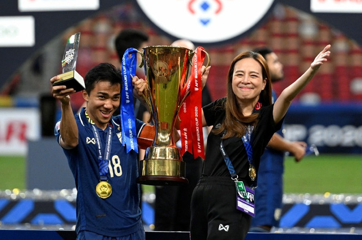Chanathip Songkrasin (Thái Lan): Ngôi sao được mệnh danh là “Messi Thái” đã 3 lần giành giải Cầu thủ hay nhất AFF Cup vào các năm 2014, 2016 và 2020. Ở 3 giải đấu đó, Chanathip Songkrasin đều giúp tuyển Thái Lan giành chức vô địch.