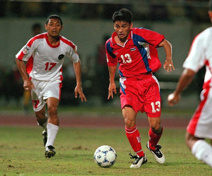 Kiatisuk Senamuang (Thái Lan): Kiatisuk là mảnh ghép quan trọng giúp tuyển Thái Lan vô địch AFF Cup 2000. Ở giải đấu đó, Kiatisuk ghi 4 bàn thắng và trở thành cầu thủ Thái Lan đầu tiên nhận danh hiệu Cầu thủ hay nhất giải.