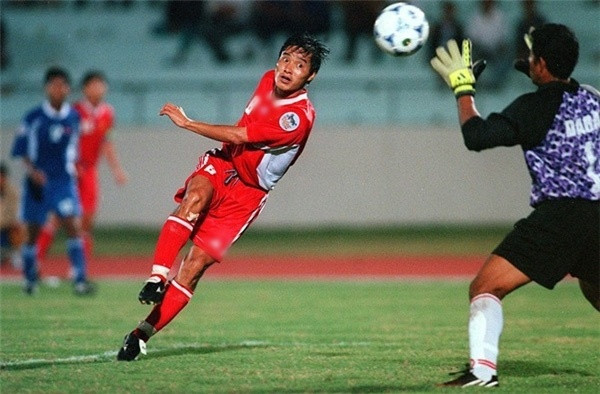 Nguyễn Hồng Sơn (Việt Nam): Tại kỳ AFF Cup 1998 được tổ chức ở Việt Nam (còn có tên gọi là Tiger Cup 98), danh thủ Nguyễn Hồng Sơn thi đấu xuất sắc và ghi được 3 bàn thắng. Dù tuyển Việt Nam thua 0-1 ở trận chung kết trước Singapore, Nguyễn Hồng Sơn vẫn được bầu chọn là Cầu thủ hay nhất giải.