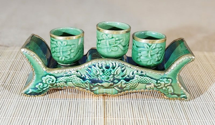 Ý nghĩa với 3 ly trên kỷ nước thờ: Thể hiện tấm lòng thành tâm của người âm dâng lên cho thần linh, tổ tiên. Theo thứ tự gia tiên cùng bà cô ông mãnh ở hai bên, ly giữa dâng thần.