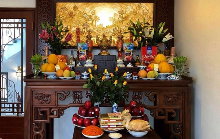 Cách đặt bàn thờ đúng phong thủy may mắn. Vị trí đặt bàn thờ: Dù là nhà truyền thống hay nhà hiện đại thì bàn thờ bao giờ cũng phải ưu tiên đặt ở nơi trang trọng, đặt bàn thờ theo phong thuỷ ngôi nhà và có độ cao phù hợp thể hiện sự kính trọng với gia tiên.