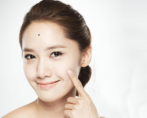 Cung Tài lộc có nốt ruồi hoặc bớt. Cung Tài lộc nằm ở vị trí trán hướng thẳng về phía sống mũi, trên vùng lông mày.