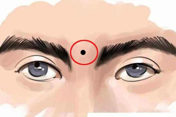 Một người nam giới nếu như trên phần cung Tài Lộc có một cái bớt đen hoặc nốt ruồi sẽ phá huỷ vận may của người đó. Những người này cho dù tài ba đến mấy, siêng năng chăm chỉ làm ăn ra sao, người đàn ông cũng không thể khấm khá.
