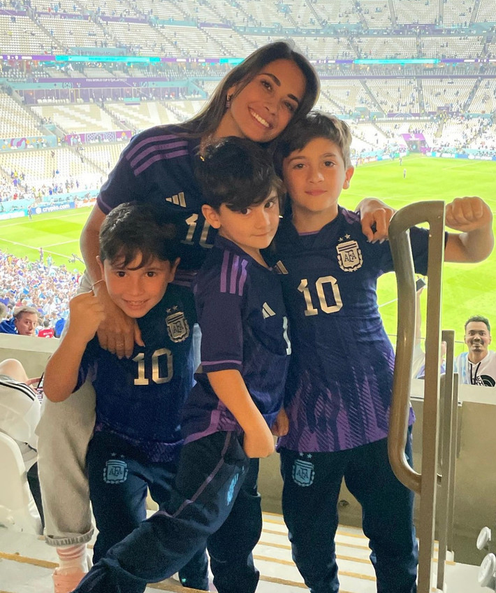 Antonella và ba nhóc tì cũng sớm đến Qatar để cổ vũ cho Messi. Mong rằng với sự xuất hiện của gia đình làm hậu phương, số 10 của Argentina có thể đưa ĐT đến với chức vô địch.