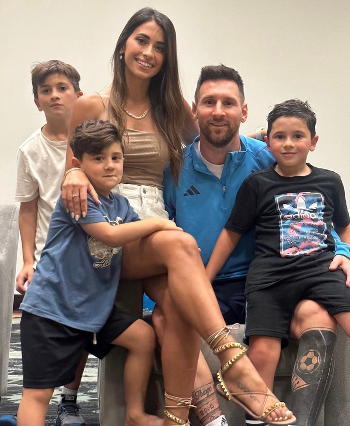 Gia đình nhỏ hiện có ba nhóc tì đáng yêu. Anh cả Thiago sinh năm 2012, tiếp theo là Mateo năm 2015 và 2018 là sự chào đời của em út Ciro. Những câu chuyện về các cậu bé và ông bố nổi tiếng luôn thu hút được sự chú ý của người hâm mộ.