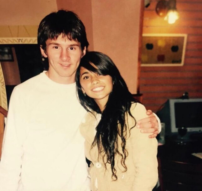 Lionel Messi lần đầu gặp vợ từ năm 5 tuổi thông qua anh họ của Antonella, Lucas Scaglia. Chàng tiền đạo PSG sớm dành tình cảm cho cô bạn gái nhưng cả hai vẫn dừng ở tình bạn. Theo cha của Scagilia, Messi “không thể rời mắt khỏi cô bé dù chỉ một giây”.