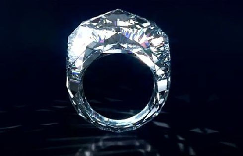 Hãng kim hoàn Shawish của Thụy Sỹ đã cho ra mắt sản phẩm đặc biệt này tại Baselworld - Hội chợ thường niên lớn nhất của ngành công nghiệp trang sức và đồng hồ. Chiếc nhẫn này nặng 150 carat, được làm từ một viên kim cương thô duy nhất và mất đến một năm để hoàn thành.