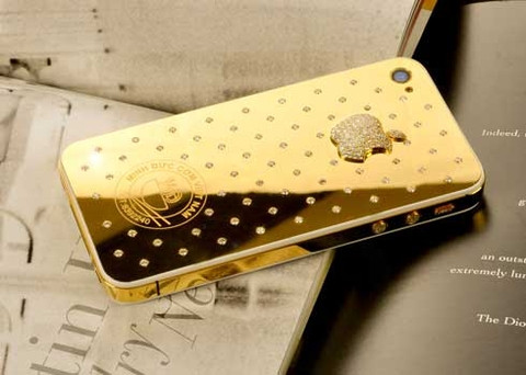 Chiếc điện thoại iPhone 4S của Apple lộng lẫy khi khoác lên mình chiếc "áo" vàng cùng với 215 viên kim cương tự nhiên. Giá trị sản phẩm khi hoàn thiện lên đến gần 160 triệu đồng.