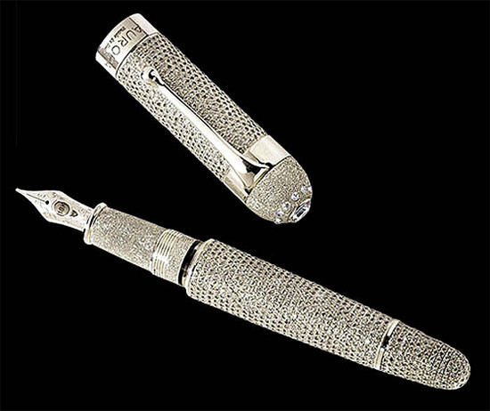 Bút máy Diamante của thương hiệu Aurora, công ty chế tác bút nổi tiếng Italy được gắn khoảng 2.000 viên kim cương trên toàn bộ phần thân và nắp bút. Chiếc bút không chỉ là dụng cụ để viết mà còn là một món trang sức thể hiện đẳng cấp của người thành đạt. Bút máy Diamante có giá 1,47 triệu USD (khoảng 30,4 tỷ đồng).